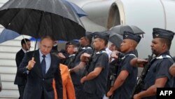 Президент РФ Путин прилетел в ЮАР.