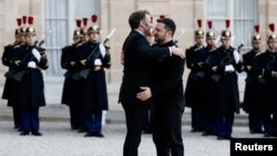 Эммануэль Макрон (справа) и Владимир Зеленский, Париж, 26 марта 2025