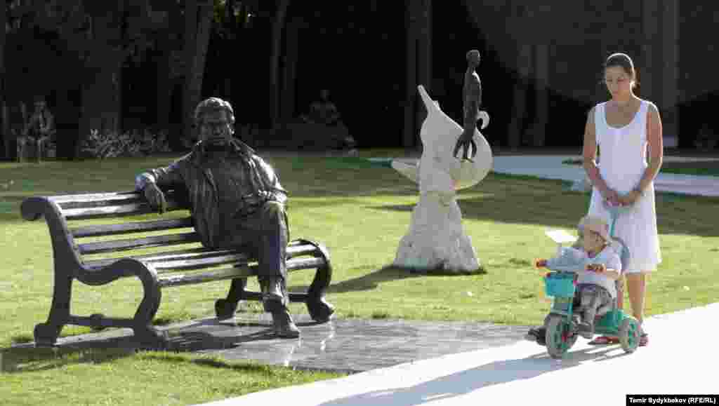 Айтматов жана эне-бала.