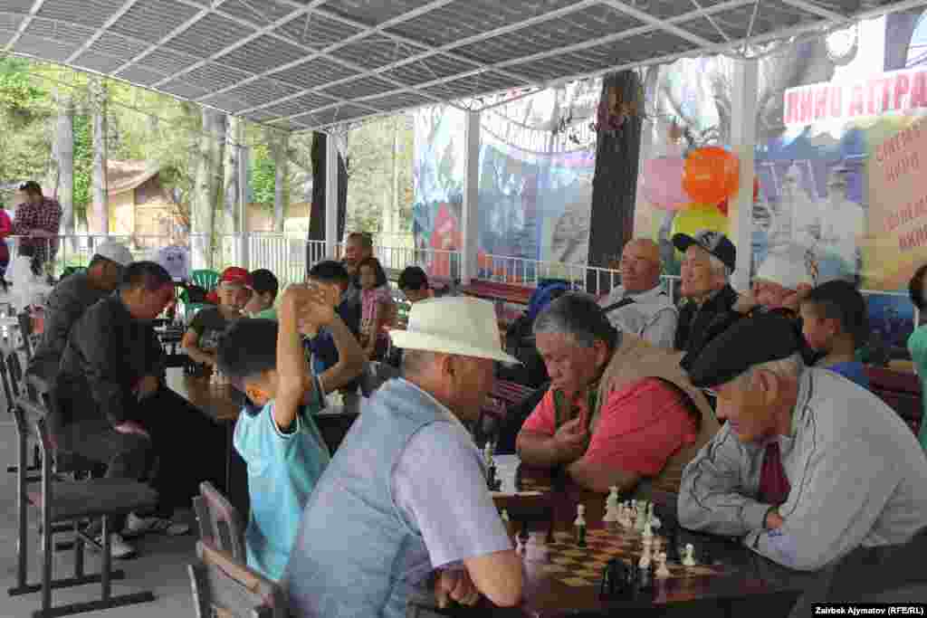 &nbsp;Үч муун ортосунда жүргөн үй-бүлөлүк турнирде чоң аталар менен чоң аталар, аталар менен аталар, балдар менен балдар таймашты. &nbsp;