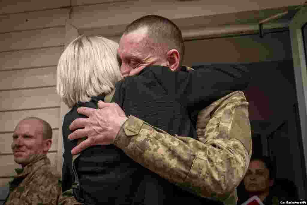 Український військовий обіймає свою кохану, яка повернулася з полону після обміну полоненими між Росією та Україною 19 червня 2025 року