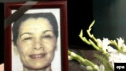 زهرا کاظمی اوايل تيرماه ۱۳۸۲ در مقابل ورودی اصلی زندان اوين در تهران و درحال تهيه عکس از تجمع خانواده گروهی از زندانيان سياسی بازداشت و براثر ضربه مغزی در گذشت.