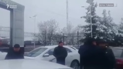 Под Ташкентом недовольные кластером фермеры заблокировали дорогу к заводу