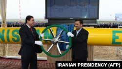 Президент Ирана Махмуда Ахмадинежад (справа), вместе со своим туркменским коллегой Гурбангулы Бердымухамедовым на юго-восточном месторождении Довлетабад в Туркменистане на церемонии открытия нового газового месторождения.