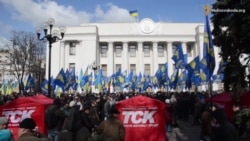 Під Радою вимагають розслідувати діяльність уряду