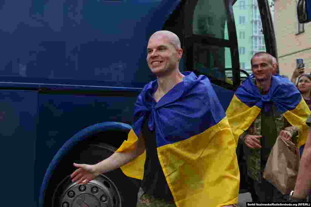 Серед тих, хто повернувся, військовослужбовці ЗСУ, зокрема ДШВ, СБС, Військово-морських сил, Сил ТрО, Державної прикордонної служби та Національної гвардії України, також 27 захисників Маріуполя