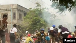 Демонстранттар менен полициянын тирешүүсү. Монива (Моунъюа) шаары, Бирма. 2021-жылдын 21-марты.