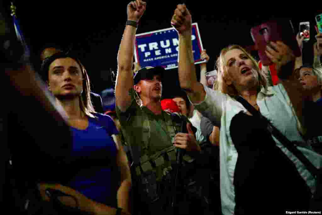 Поддржувачите на американскиот претседател Доналд Трамп се собираат пред Центарот за избори на округот Марикопа за да протестираат против предвремените резултати на претседателските избори во Феникс.