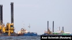 Плаваючі екскаватори готують ґрунт для укладання труб. Знімок зроблений в травні 2018 року