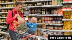 Egy kétgyermekes édesanya vásárol az Auchan budaörsi áruházában 2017. május 5-én