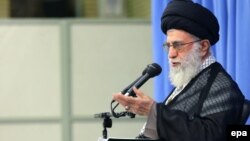 آیت‌الله خامنه‌ای این سخنان را در دیدار با صد‌ها نفر از «نخبگان و استعدادهای بر‌تر علمی» ایران بیان کرده است.