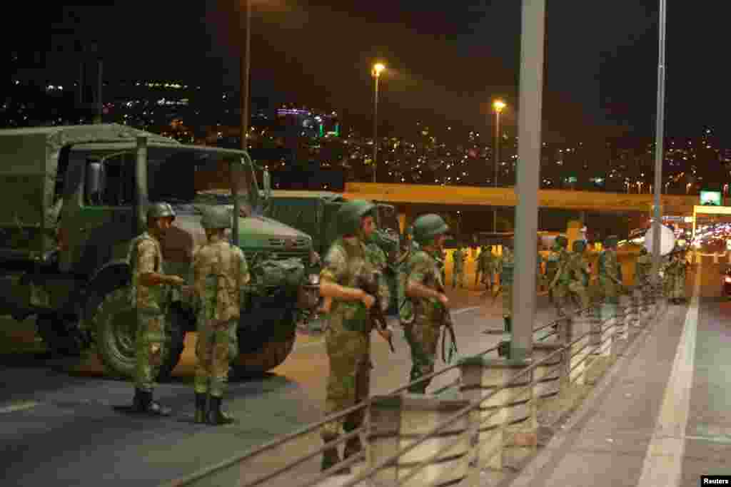 15 ივლისს, საღამოს რვის ნახევრისთვის, თურქეთის არმიის მოსამსახურეებმა გადაკეტეს ბოსფორის სრუტეზე გადებული ხიდები, რომლებიც ერთმანეთთან აკავშირებს სტამბოლის ევროპულსა და აზიურ ნაწილებს.