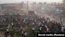 Гвинеядагы футбол талаасындагы башаламандык. Социалдык тармактардан алынган сүрөт. (Reuters)