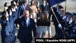 Președintele american Donald Trump și soția sa Melania, la baza aeriană Yokota, de lângă Tokyo, 5 noiembrie 2017 .