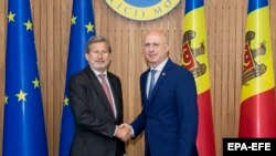 Johannes Hahn și premierul Pavel Filip, la Chișinău