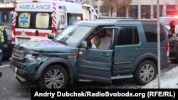 Автівка на великій швидкості заїхала на пішохідну зону і влетіла в зупинку громадського транспорту