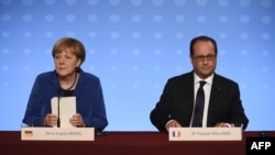 Канцлер Німеччини Анґела Меркель (ліворуч)
та президент Франції Франсуа Олланд під час прес-конференції у Парижі. 2 жовтня 2015 року