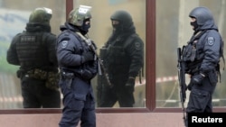 Russian police officers stand guard outside a courthouse in Russia's Rostov region. (file photo)