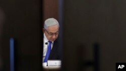 بسیاری از مردم در اسرائیل، به‌ویژه خانواده‌های گروگان‌ها، بارها خواستار توافق با حماس با هدف بازگرداندن گروگان‌ها شده‌اند