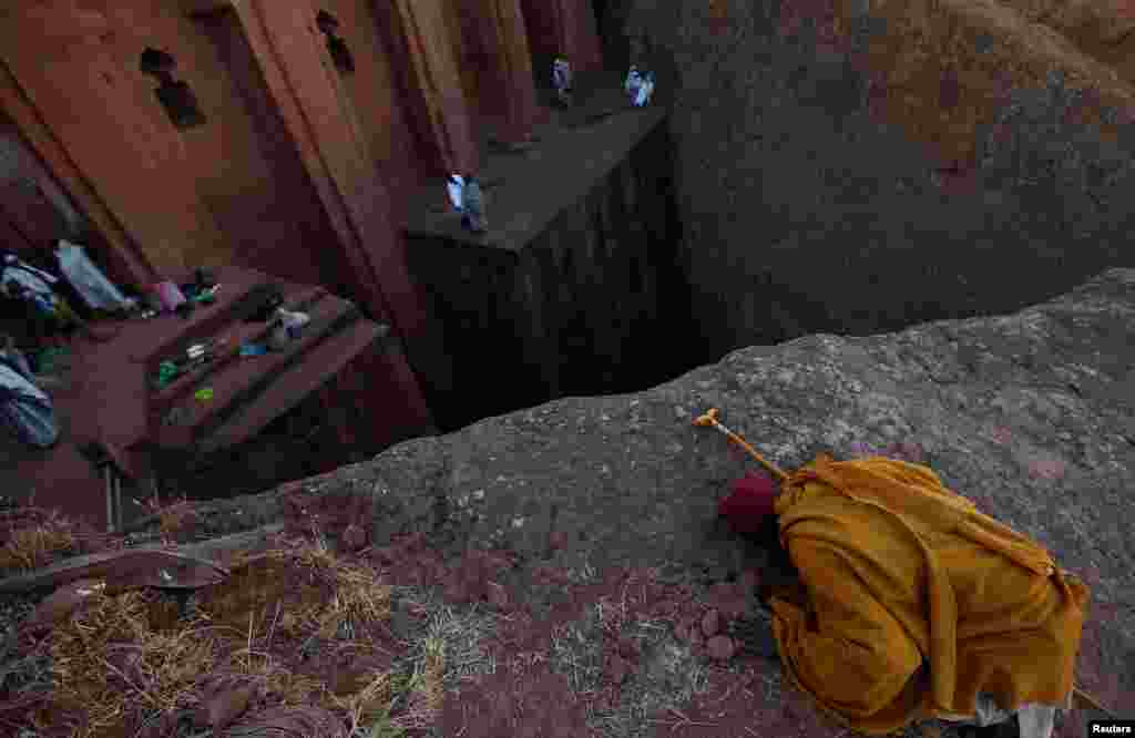 Pobunjenici iz etiopske sjeverne regije Tigraj preuzeli su kontrolu nad gradom Lalibela, svjetskom baštinom UNESCO-a, u susjednoj regiji Amhara. (na fotografiji:&nbsp;etiopski pravoslavni redovnik moli se pred crkvom uklesanoj u stijeni pred etiopski Božić u Lalibeli, 6. januar 2017.)