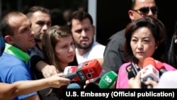 Ambasadorja e SHBA-së në Shqipëri, Yuri Kim gjatë një fjalimi para mediave në Tiranë. 
