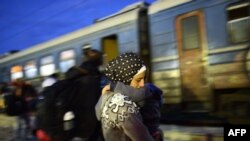 Izbeglice pri ukrcavanju u voz u Đevđeliji