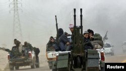 Ливиялык козголоңчулар Аждабиядан Бенгазини көздөй чегинип кетүүдө. 15-март, 2011-жыл. REUTERS.