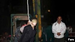 صحنه اعدام علیرضا ملاسلطانی که به جرم قتل «قوی‌ترین مرد ایران» در کرج به دار آویخته شد