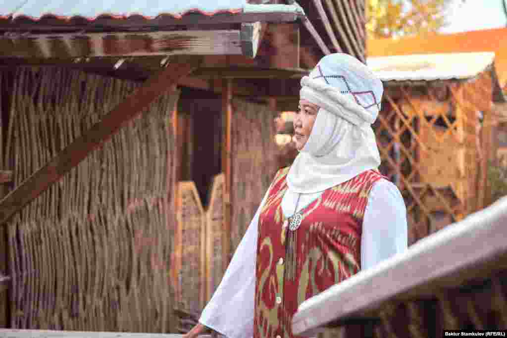 &quot;Оймок Арт&quot; студиясы тиккен элечек жана улуттук кийимдер.