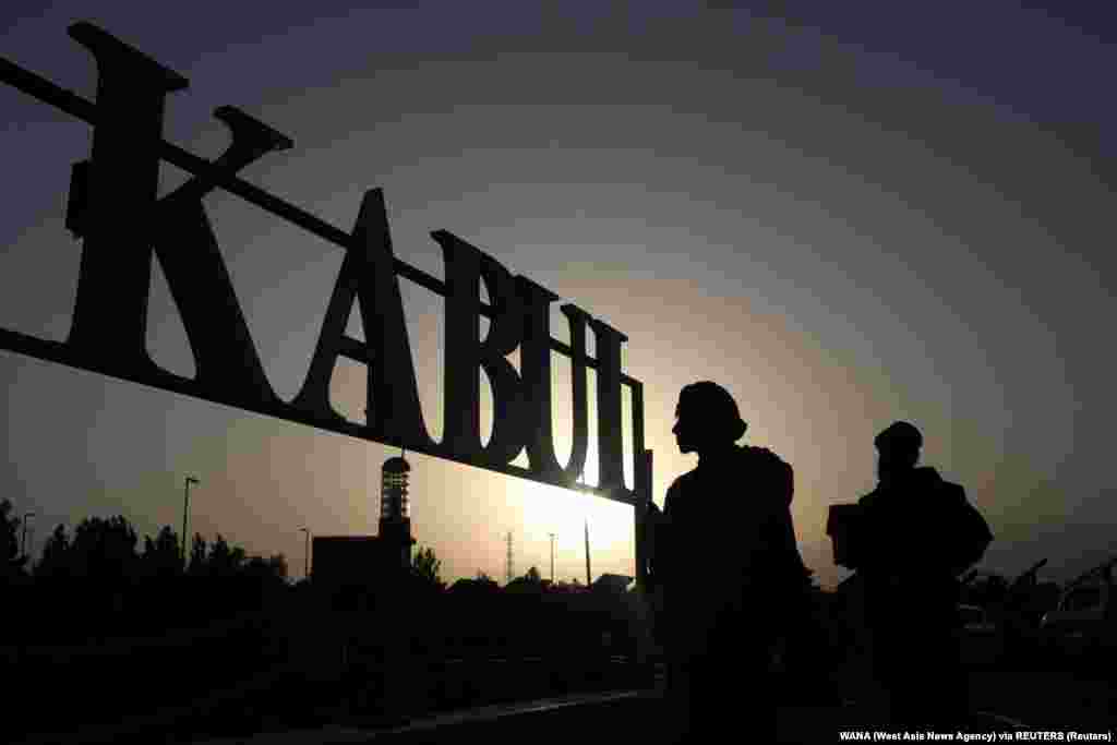 Tálib őrök a kabuli repülőtér előtt szeptember 9-én