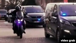 تصویری از فیلم ادعایی تلویزیون ایران درباره نحوه حفاظت از روح‌الله زم در فرانسه