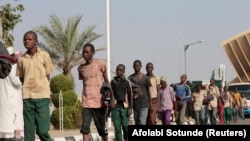 Oslobođeni nigerijski učenici nakon otmice u decembru 2020.
