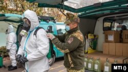 A hadsereg fertőtleníti az orosházi Vörösmarty Mihály általános iskolát 2020. október 24-én.