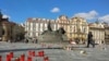 Piața Primăriei din Praga, devenită loc de comemorare a victimelor Covid-19, aprilie 2021. 