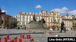 Piața Primăriei din Praga, devenită loc de comemorare a victimelor Covid-19, aprilie 2021. 