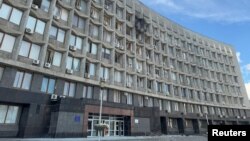 «У п’ятницю й суботу ворог уже атакував будівлю обласної державної адміністрації ударними дронами», заявив голова області. На фото: наслідки удару по будівлі ОДА, 26 липня 2025 року