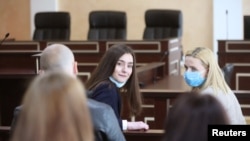 Sofija Sapega (lijevo) prisustvuje sudskom ročištu u Hrodnu, 6. maj 2022.