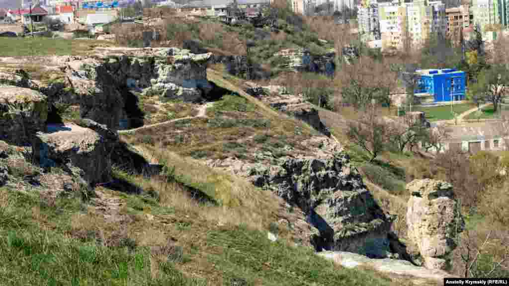 Площадь Петровских скал достигает 15 гектаров