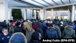 Belgrad: pacienți fără programare așteaptă să fie vaccinați la centrul înființat într-un pavilion expozițional, Serbia, 25 ianuarie 2021. 