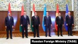 ЖККУ саммитинин катышуучулары. Дүйшөмбү. Тажикстан. 16-сентябрь, 2021-жыл.