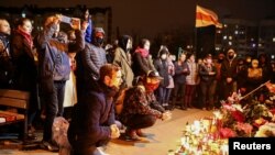 Emberek gyülekeznek Minszkben, hogy meggyászolják egy kormányellenes tüntető, Raman Bandarenka halálát, akit szerintük a belarusz biztonsági erők vertek halálra. 2020. november 12.