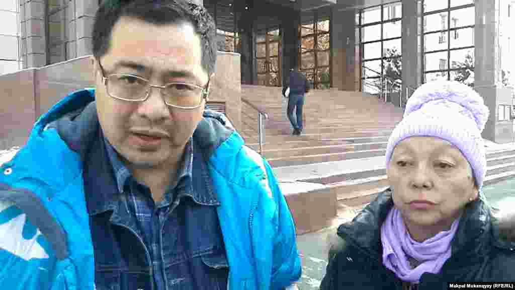 22 қарашада сот орындаушылары үйінен шығарған Бибіжан Сембаева заңды өкілі Ермек Нарымбаевпен бірге Алматы қалалық прокуратурасына келіп, өтініш тапсырды. Сот орындаушылары &laquo;Темірбанктен&raquo; алған несиесін өтей алмаған Алматы тұрғыны, 56 жастағы Бибіжан Сембаеваны қарашаның 21-і күні отбасымен бірге (оның 72 жастағы әпкесі Галина Сембаева және 17 жастағы қызы Нейля Сембаевамен бірге) бір бөлмелі пәтерінен шығарып, есікке мөр басып кеткен.&nbsp;