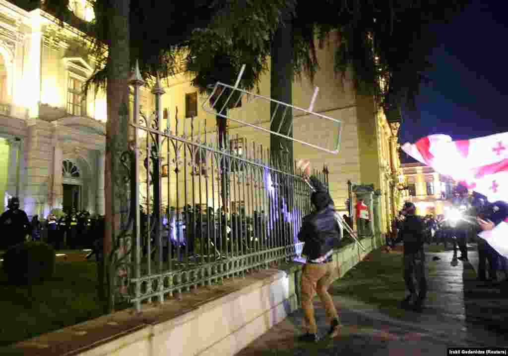 Поліція оточила палац Орбеліані і протистояла мітингарям, які намагалися штурмувати його. Як повідомляло «Ехо Кавказу», частина силовиків покинула територію, а декому з протестувальників вдалося проникнути у двір резиденції