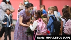 Toate școlile și grădinițele trec, de luni, în online, pe fondul creșterii numărului de cazurid e Covid-19.