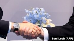 Strângerea de mînă Trump-Putin