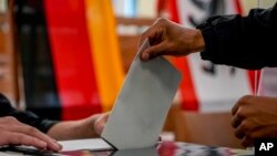 Blocul CDU / CSU a câștigat 25% din voturi, cel mai slab rezultat de după război. 