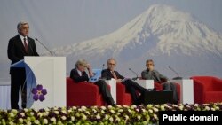 Президент Серж Саргсян “бир кылымдан ашуун убакытта армян эли жаңы эл, жаңы мамлекет катары кайрадан калыптанганын” белгиледи. 