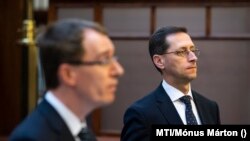 Becsei András, a Bankszövetség akkori elnöke és Varga Mihály pénzügyminiszter 2020. április 9-én