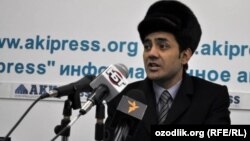 Өзүн Кыргызстандагы өзбек жамаатынын өкүлү деп тааныштырган Абдулла Юсупов маалымат жыйында, Бишкек. 27-январь, 2011-жыл.