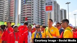 Члены кыргызстанской делегации на церемонии поднятия флага КР в олимпийской деревне. 4 августа 2016 года.